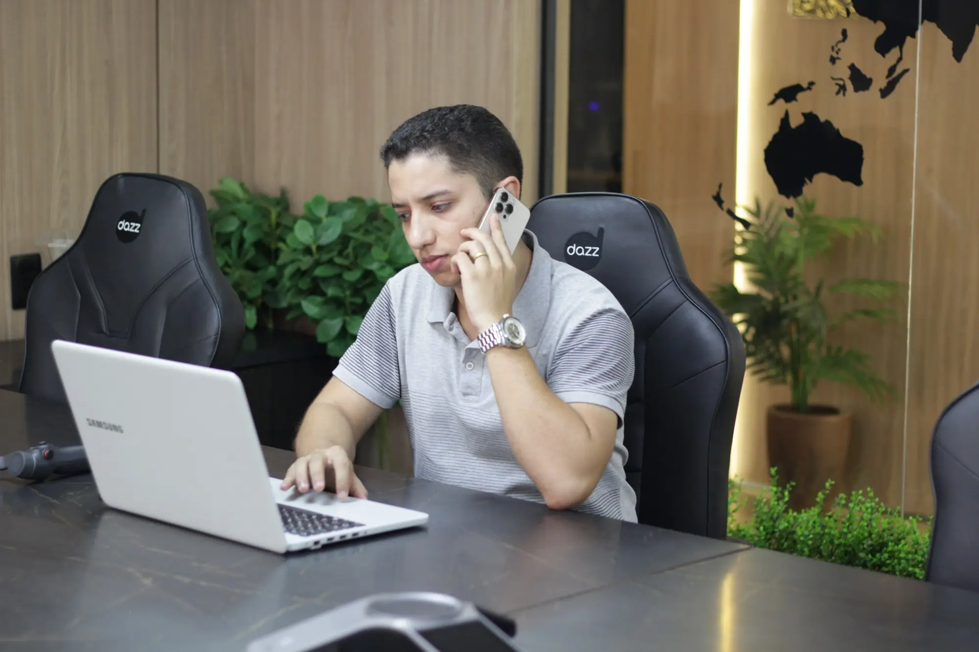 Consultor da Agência EvoluaC atendendo um cliente por telefone
