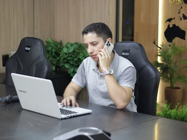 Consultor da agência atendendo um cliente por telefone