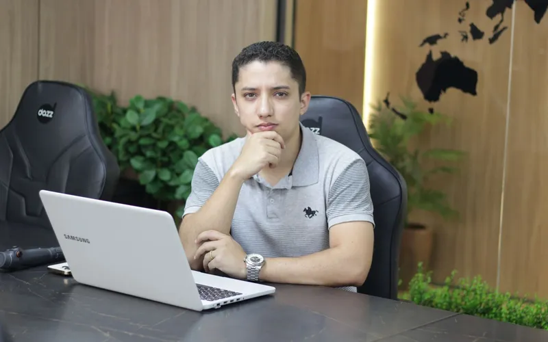 Consultor da EvoluaC analisando os números de uma campanha no notebook, com expressão pensativa