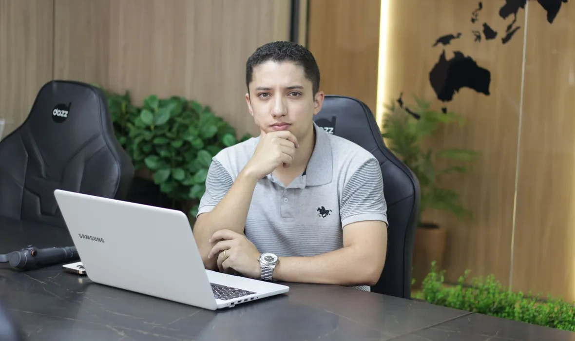 Consultor da EvoluaC analisando os números de uma campanha no notebook, com expressão pensativa