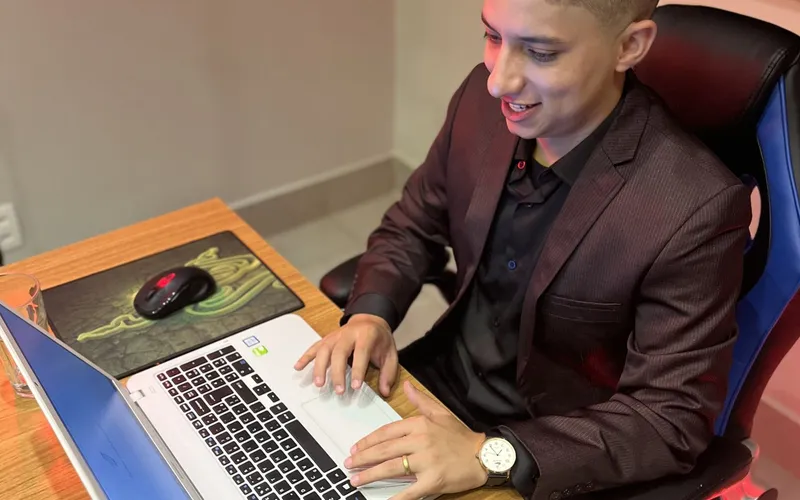 Consultor da EvoluaC sorrindo enquanto confere os números de uma campanha no notebook