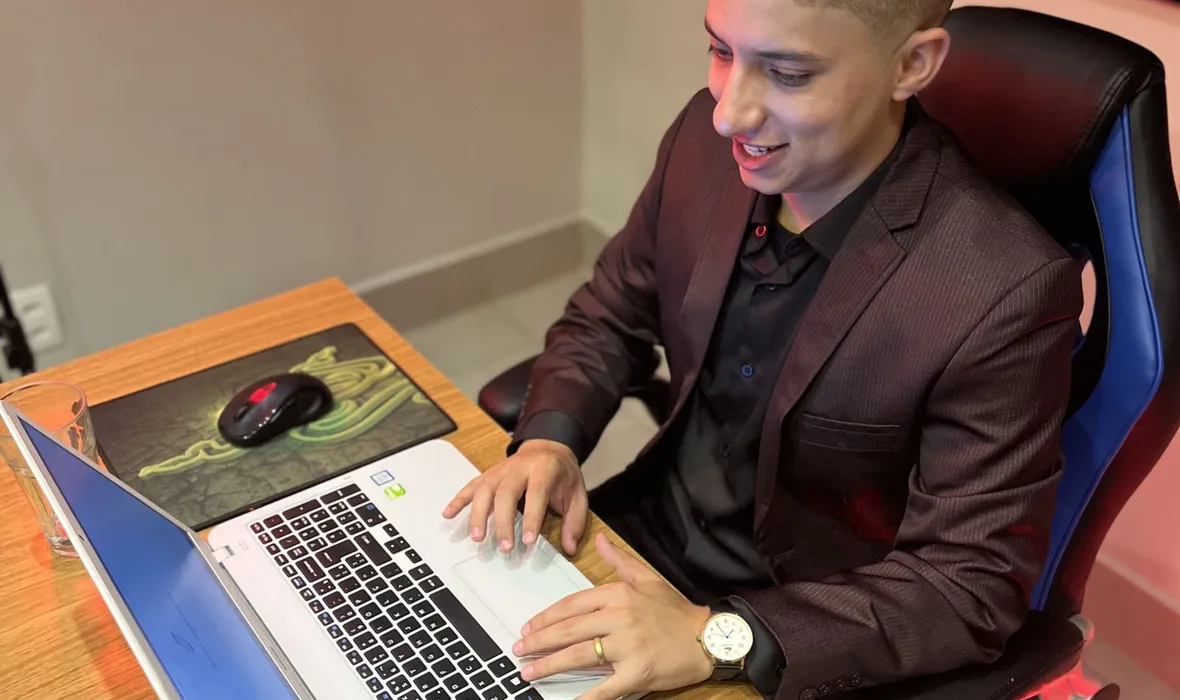 Consultor da EvoluaC sorrindo enquanto confere os números de uma campanha no notebook