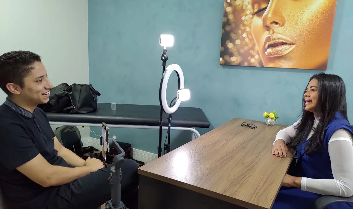 Gravação de vídeo com ring light em uma sala, com o consultor da EvoluaC conversando com uma cliente