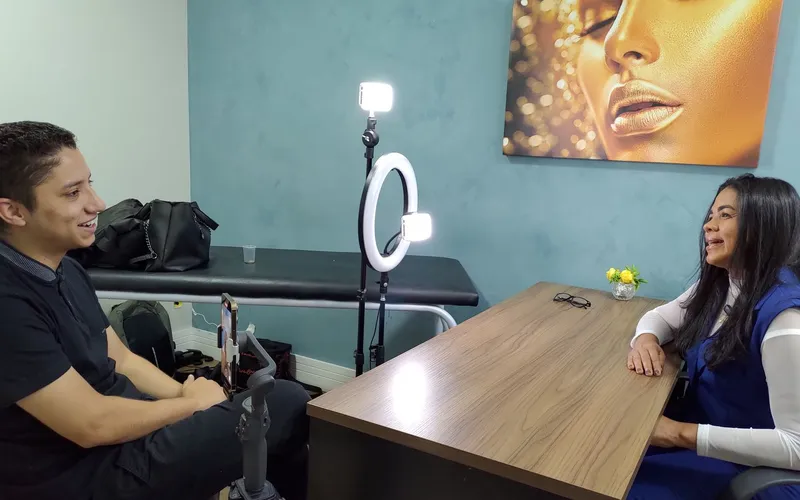 Gravação de vídeo com ring light em uma sala, com o consultor da EvoluaC conversando com uma cliente