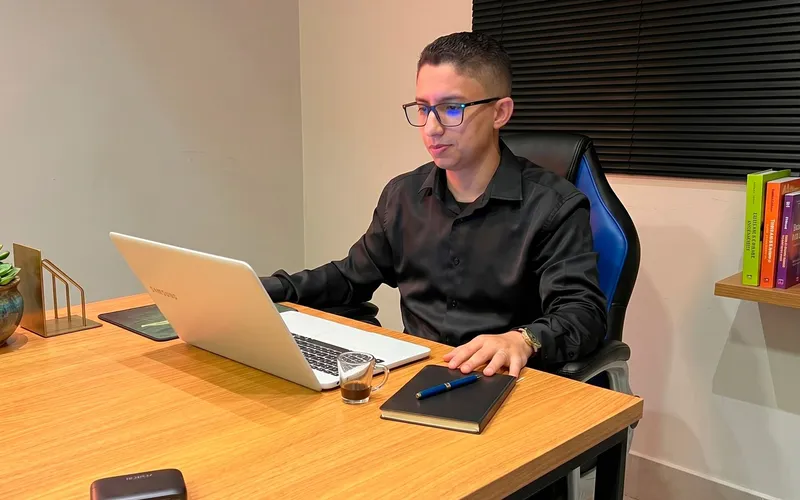Consultor da EvoluaC trabalhando no notebook na mesa do escritório