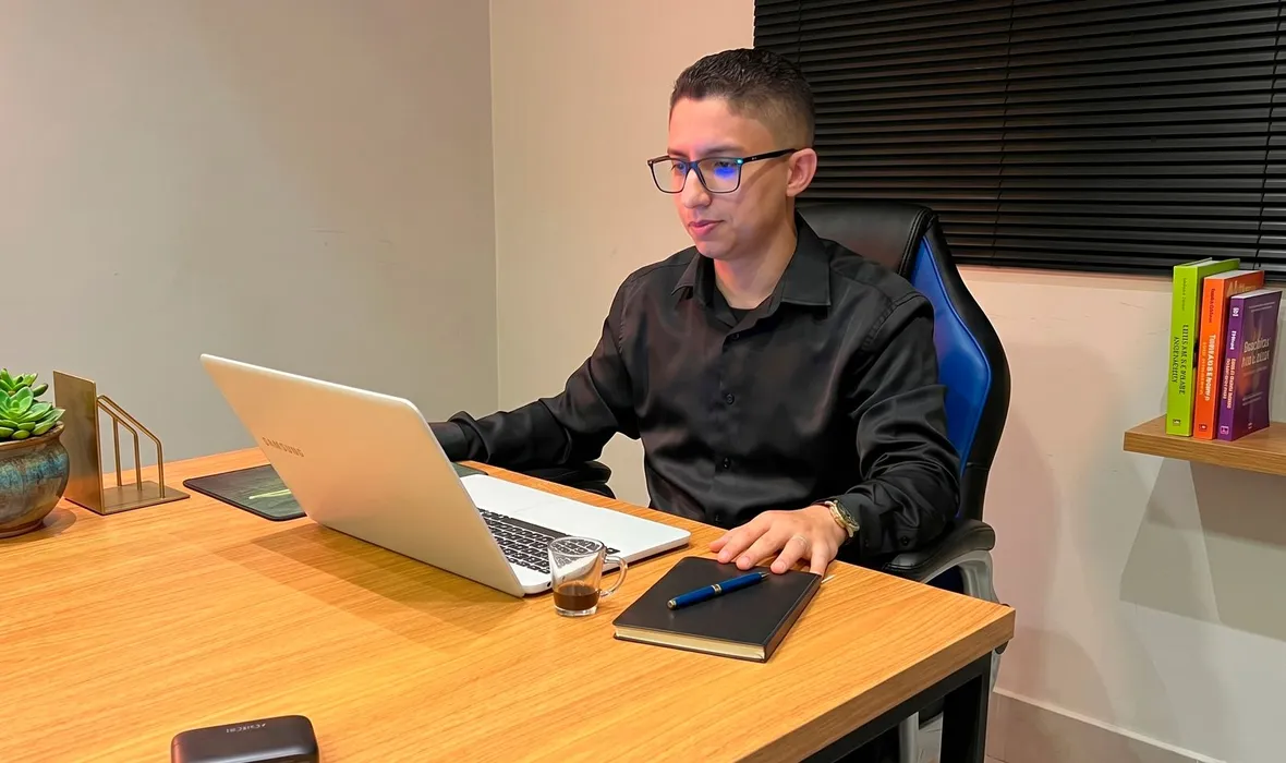 Consultor da EvoluaC trabalhando no notebook na mesa do escritório