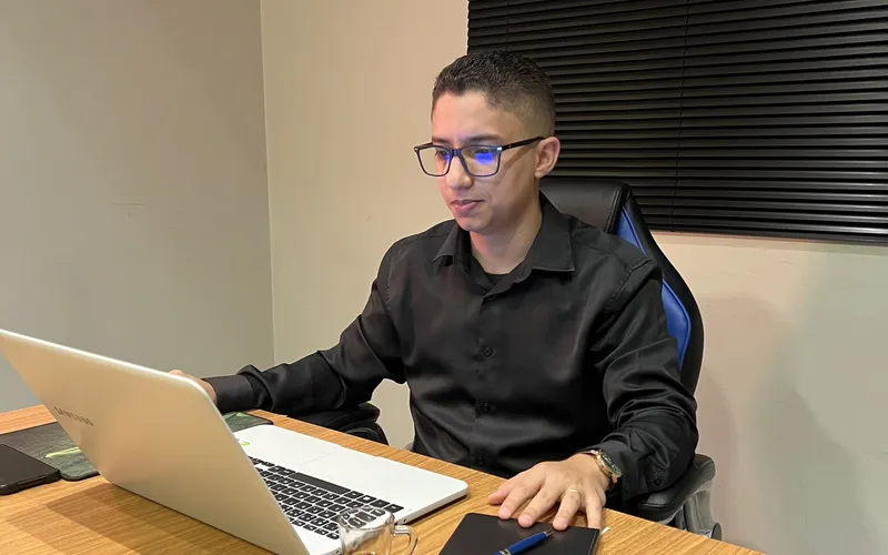 Profissional de marketing trabalhando no notebook, no escritório