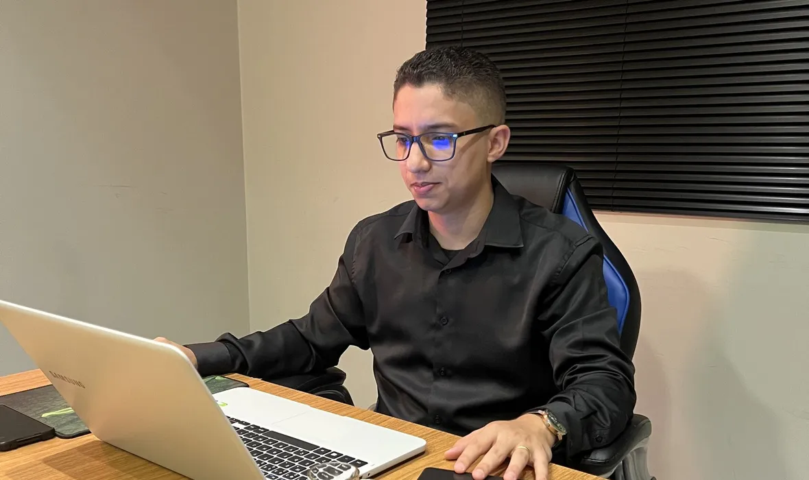 Profissional de marketing trabalhando no notebook, no escritório