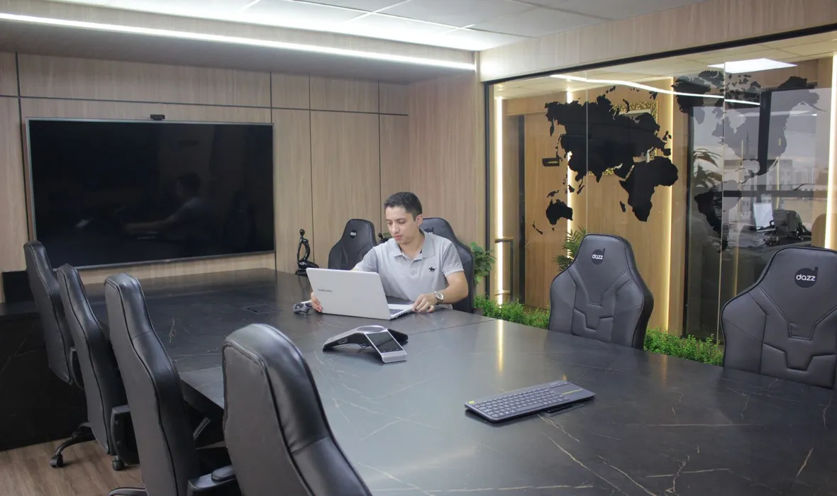 Consultor da EvoluaC na sala de reunião da agência, preparando o plano de marketing de um cliente