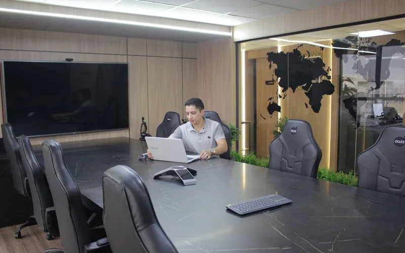 Consultor da EvoluaC na sala de reunião da agência, preparando o plano de marketing de um cliente