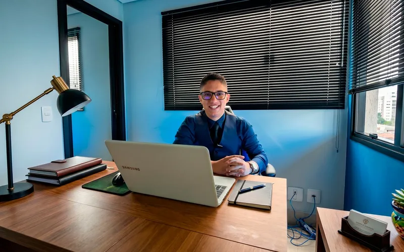 Consultor da EvoluaC acompanhando campanhas no notebook, no escritório