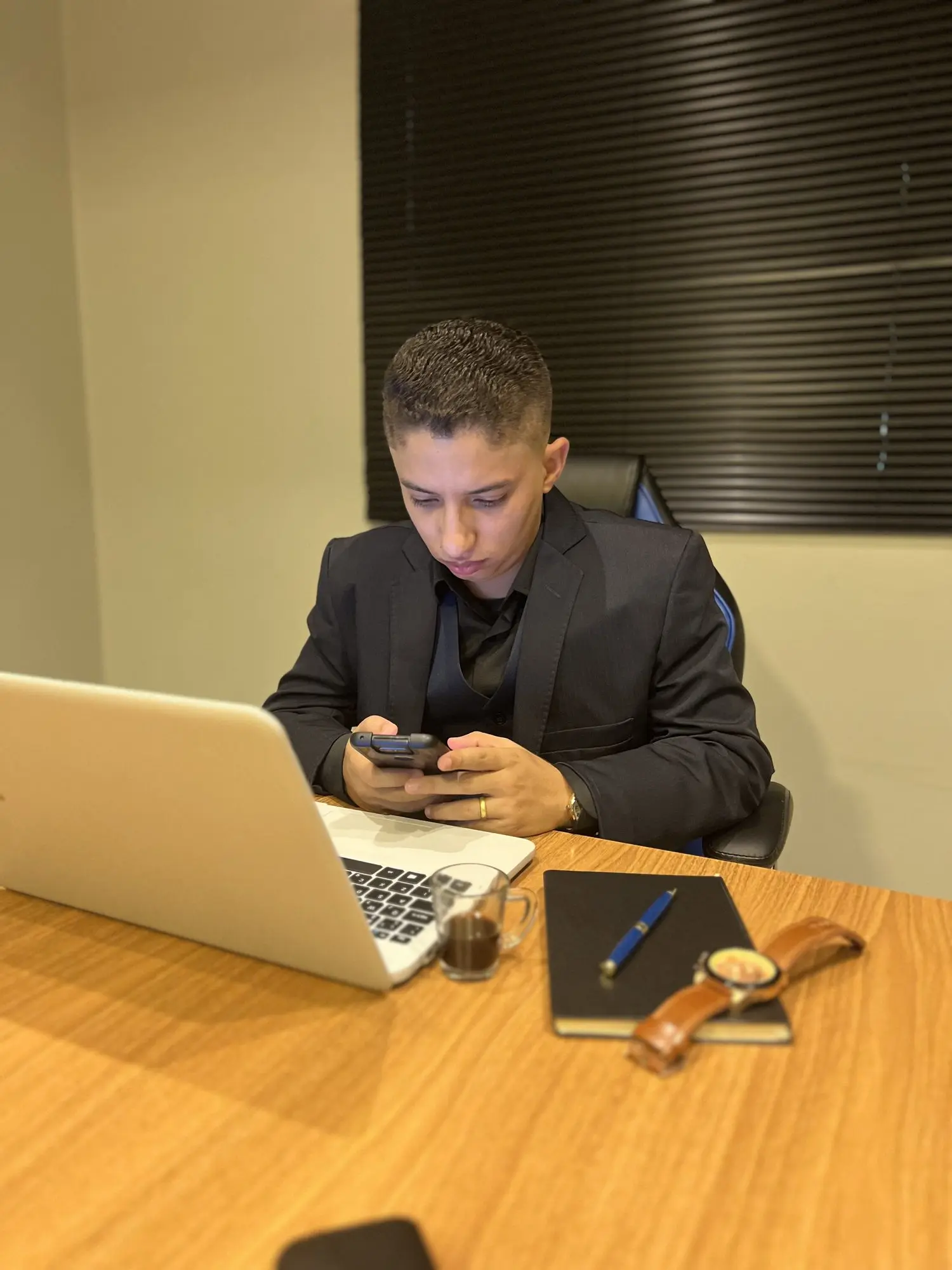 Consultor da EvoluaC acompanhando as redes sociais de um cliente pelo celular