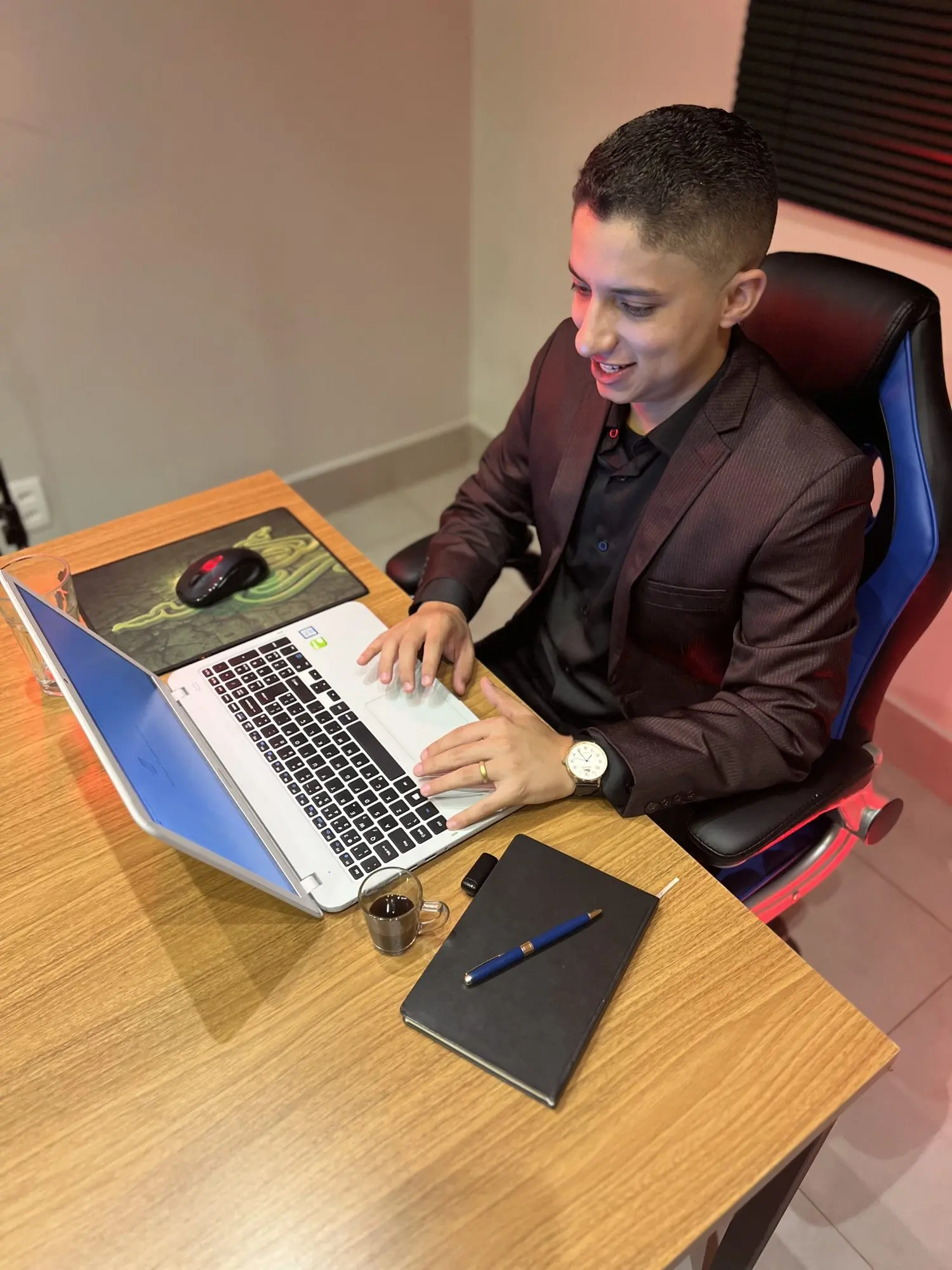 Consultor da EvoluaC criando uma campanha de anúncios no notebook