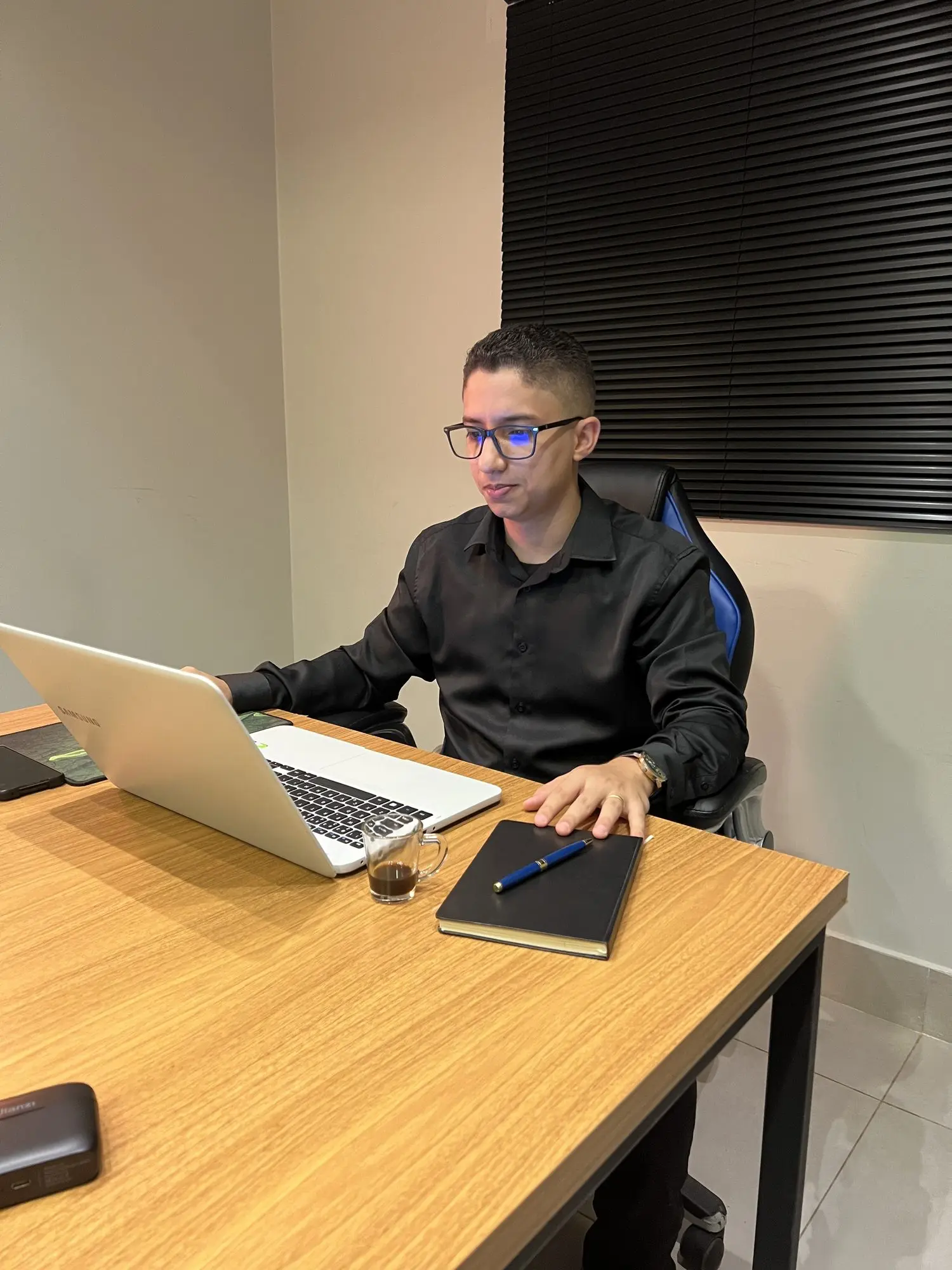 Consultor da EvoluaC criando peças de design no notebook