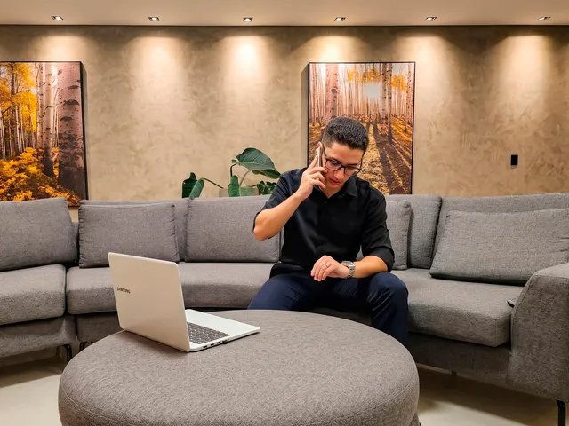 Consultor em ligação com um cliente, no espaço de atendimento