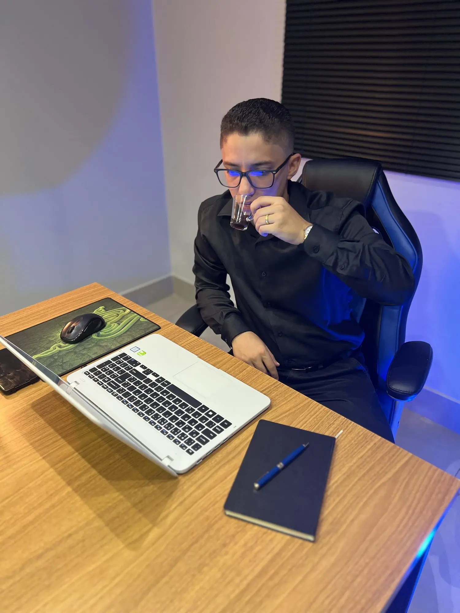Consultor da EvoluaC trabalhando no notebook, no escritório