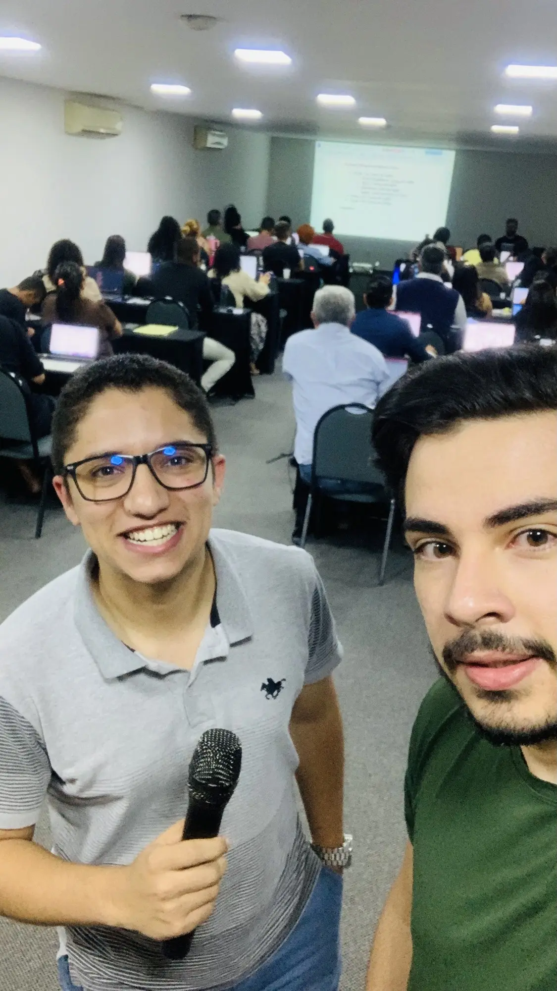 Equipe da agência durante um treinamento presencial com empresários