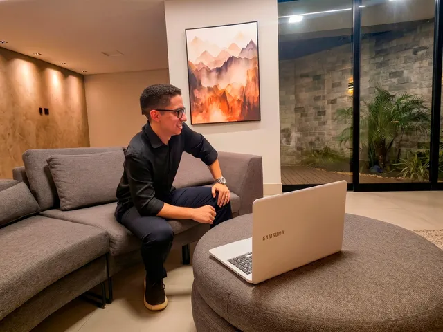Espaço de atendimento da agência, com sofá e notebook