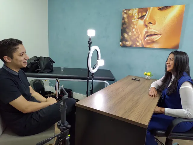 Gravação de vídeo com uma cliente, com iluminação e celular no tripé
