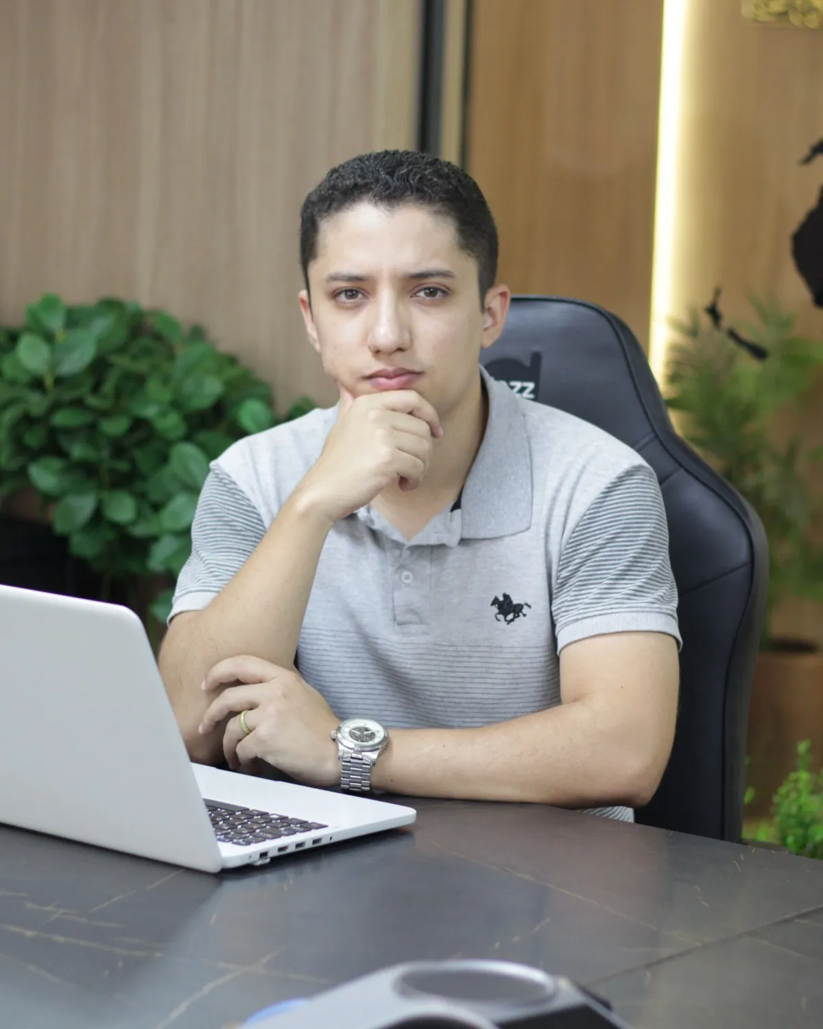 Consultor da Agência EvoluaC em reunião de planejamento, em Brasília