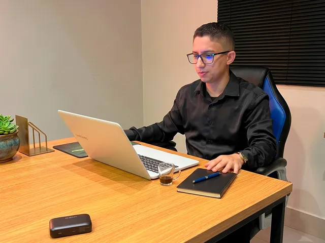 Planejamento de campanha no notebook, no escritório