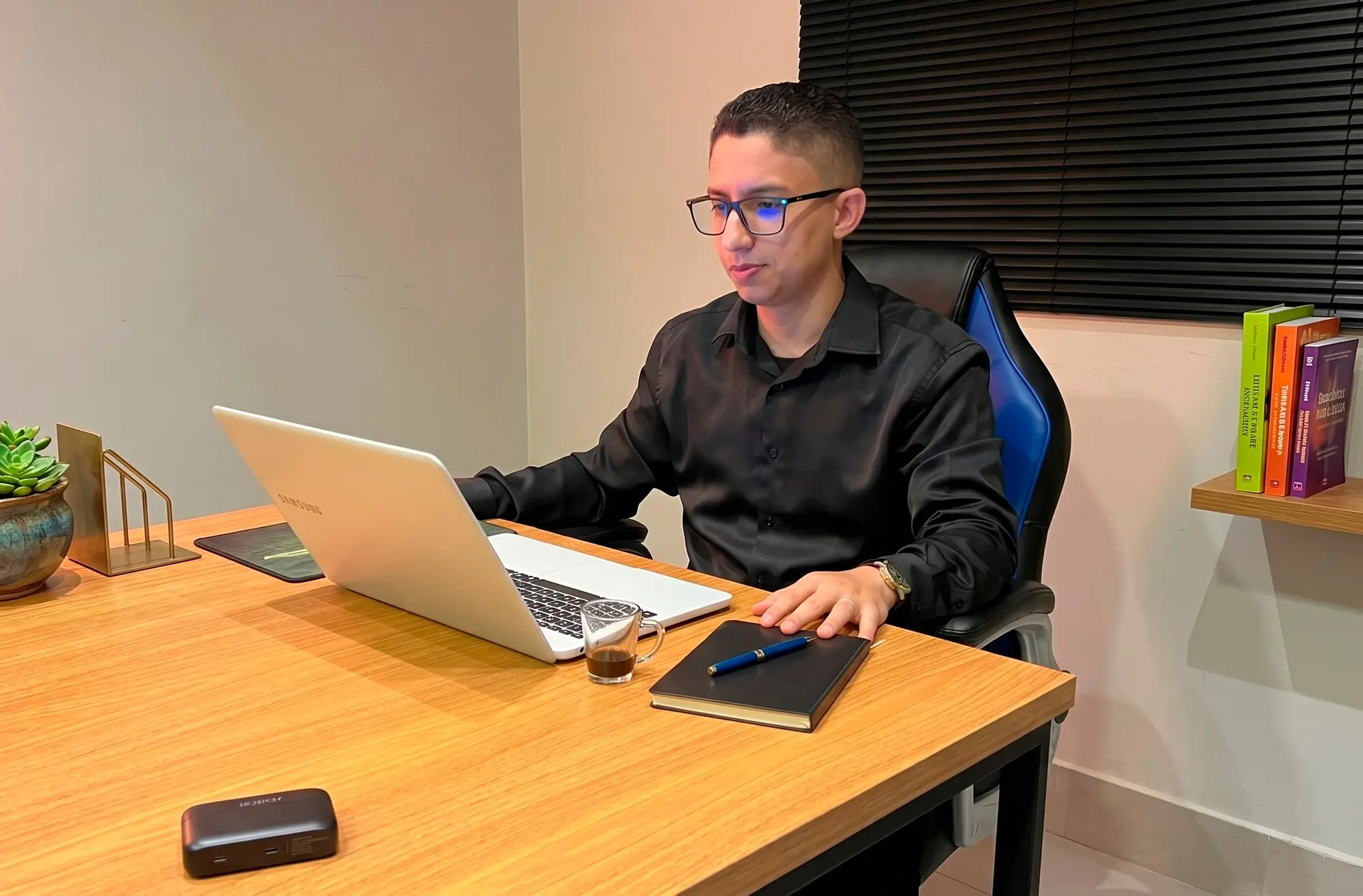 Consultor da EvoluaC trabalhando no projeto de um site, no escritório