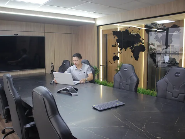 Sala de reunião onde a agência planeja as campanhas dos clientes