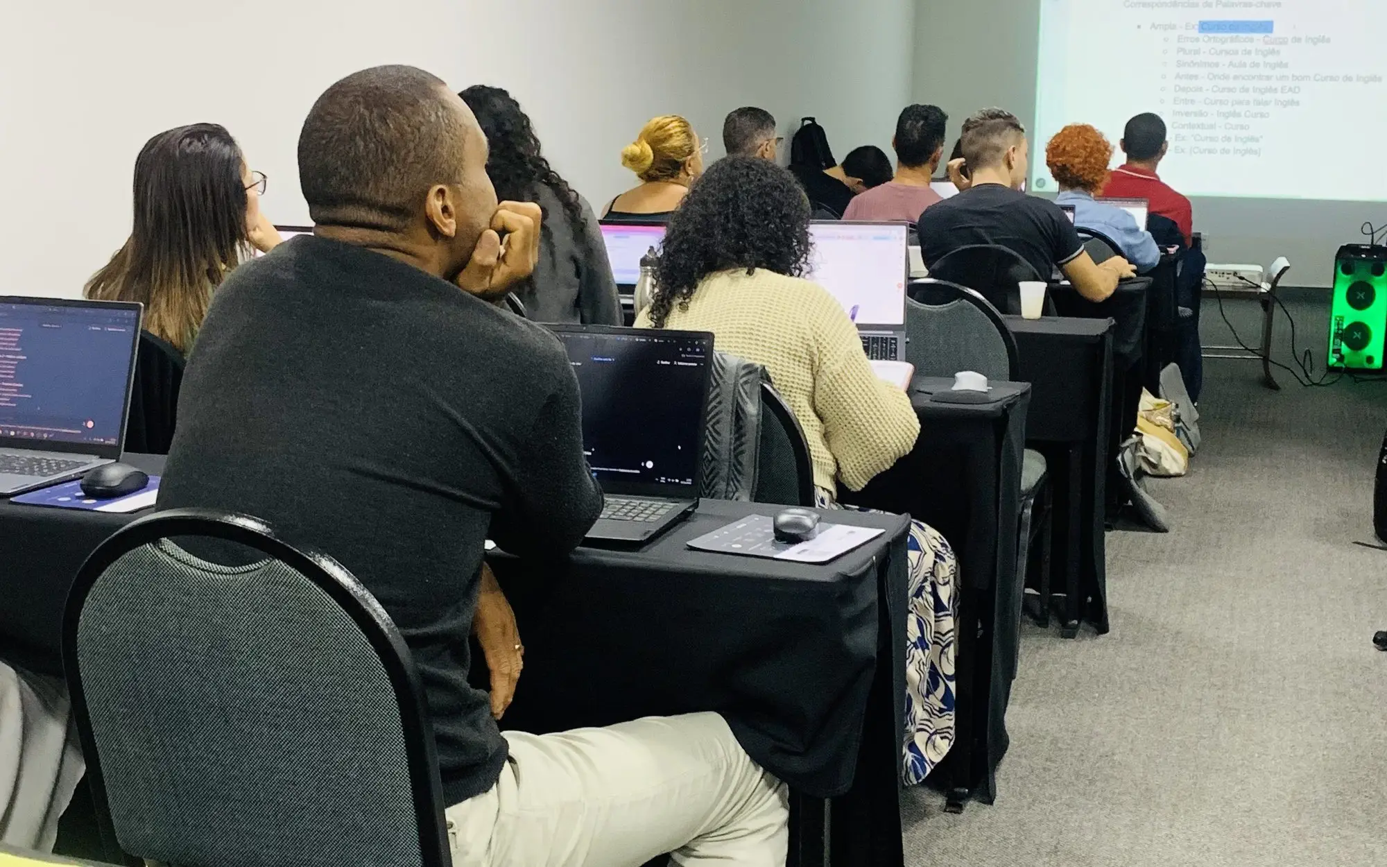 Turma de empresários em treinamento da EvoluaC, em auditório