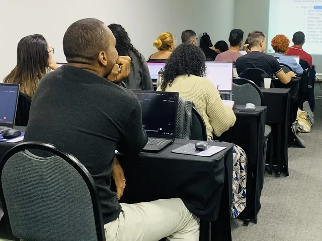 Treinamento de marketing com a turma em um auditório