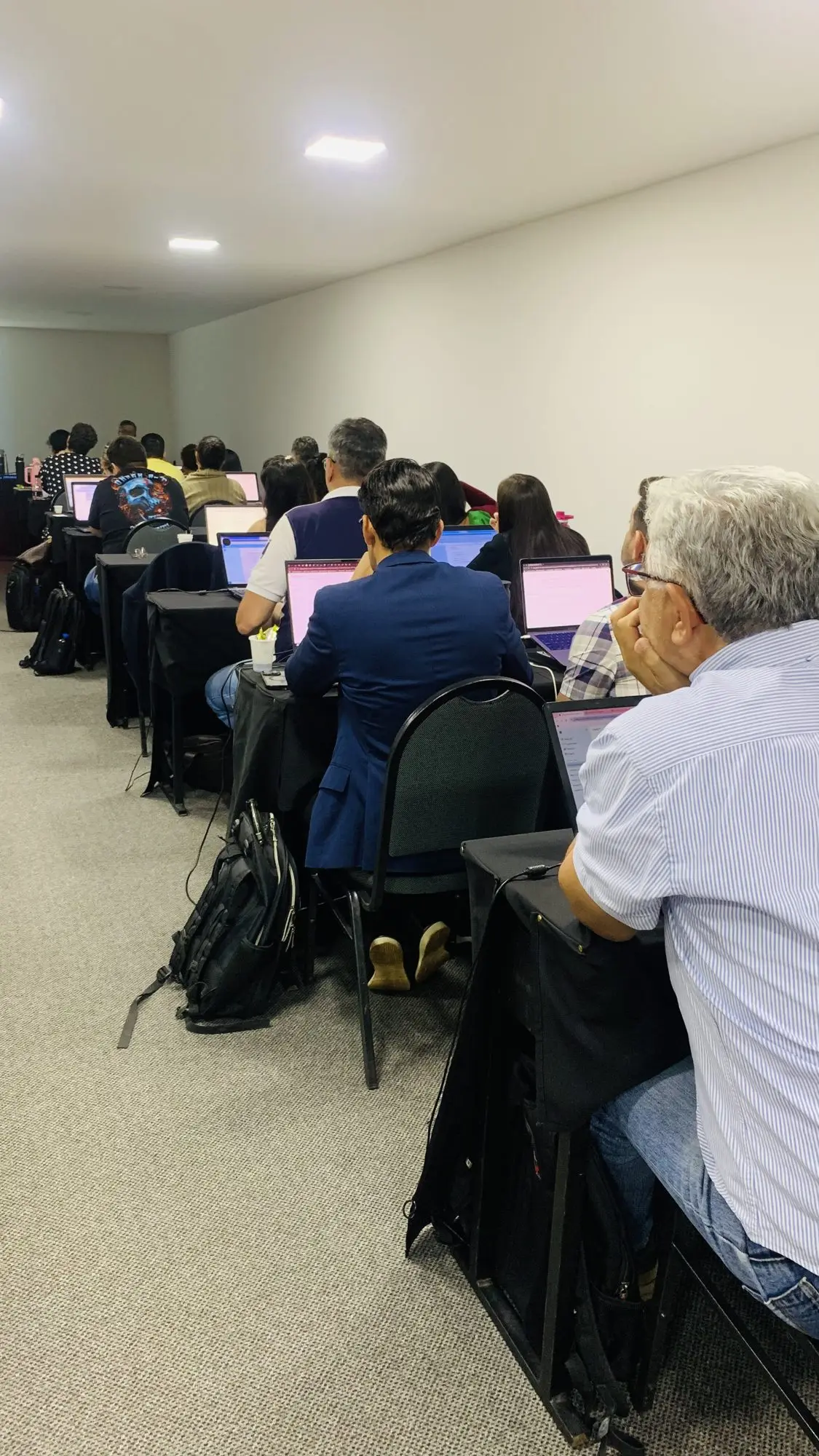 Turma de empresários em um treinamento da Agência EvoluaC, em auditório